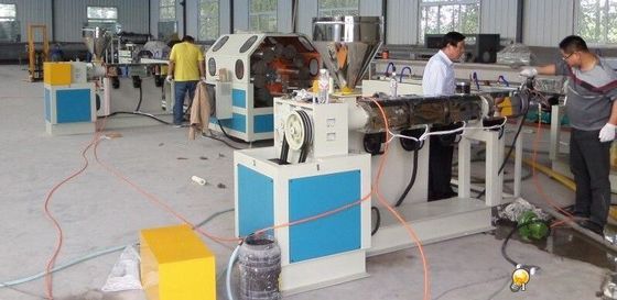 Máquina plástica estable del extrusor del tubo, cadena de producción reforzada fibra de la manguera del PVC máquina del extrusor